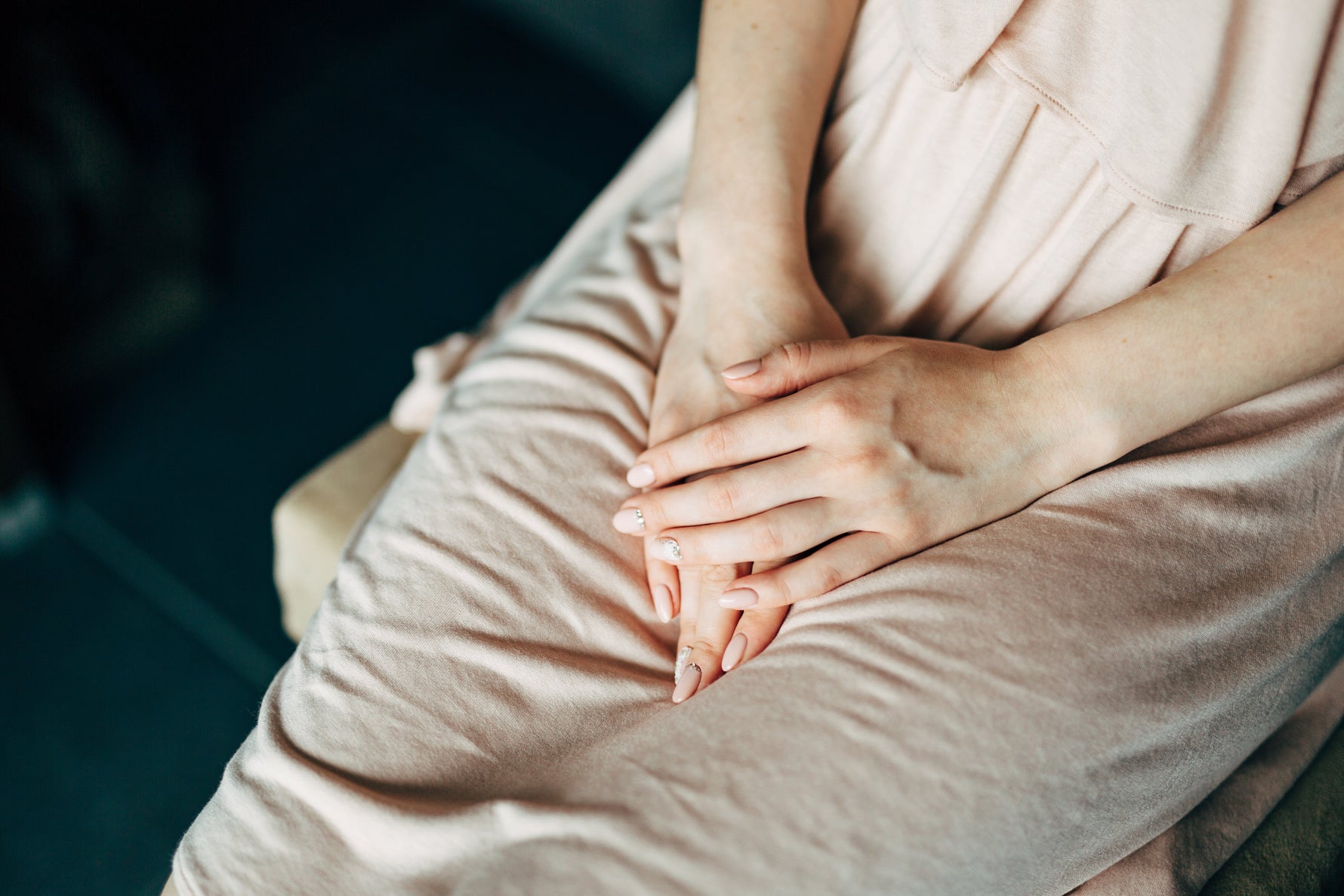 ¿Flujo blanco cremoso? Podría ser tu PRIMER síntoma de embarazo